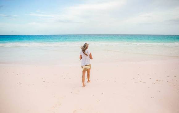 Las playa de arena rosada es un fenómeno producido por insectos coralinos (foraminíferos) que se mezclan con la arena y trozos de coral.