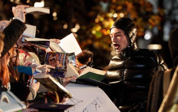 Ezra Miller firmando autógrafos a los fanáticos del universo Harry Potter. FOTO AFP Ezra Miller firmando autógrafos a los fanáticos del universo Harry Potter. FOTO AFP
