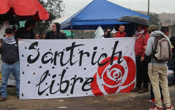 Varias personas brindaron su apoyo a Santrich afuera de La Picota. FOTO: Tomada de @SantrichLibre Varias personas brindaron su apoyo a Santrich afuera de La Picota. FOTO: Tomada de @SantrichLibre