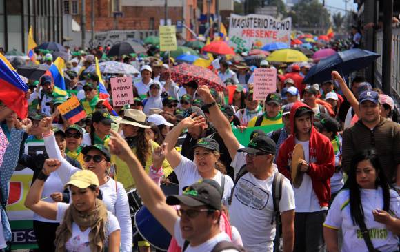 Maestros, arroceros y empleados estatales toman calles de Bogotá