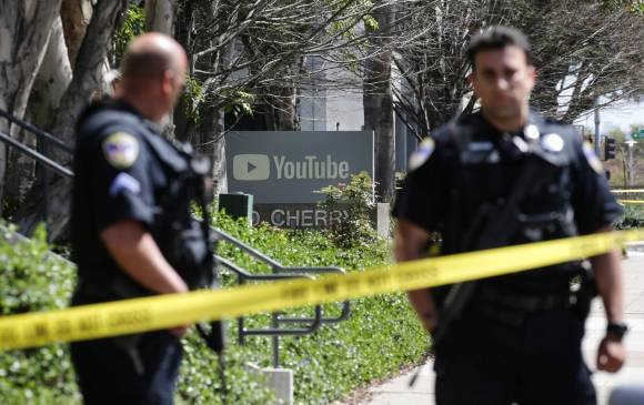 PolicÃas en la sede de YouTube en San Bruno, California. FOTO EFE