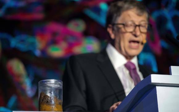 Bill Gates denuncia falta de inodoros en algunos países con una asquerosa presentación