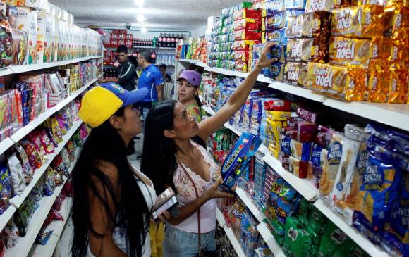 Entre 6:00 a.m. y 5:00 p.m. se permitió el ingreso de venezolanos a Colombia, y aunque se había establecido que a las 8:00 p.m. era la hora de salida, se extendió hasta las 11:00 p.m. FOTO REUTERS