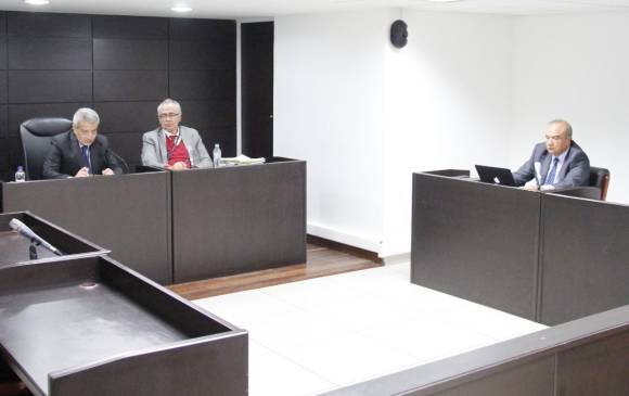 La audiencia de lectura del fallo se realizó en Bogotá y fue presidida por la Procuradora Segunda Delegada para la Vigilancia Administrativa. El contralor de Antioquia no estuvo presente pero fue representado por su abogado