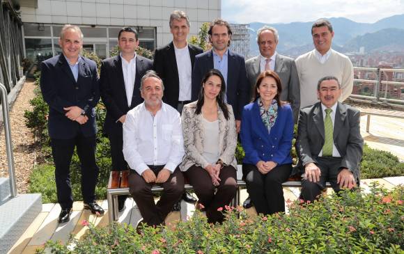 De pie: Andrés Bernal, Orlando Uribe (sec. Hacienda, no es titular), Gabriel Ricardo Maya, Federico Gutiérrez, Manuel Santiago Mejía, Carlos Raúl Yepes. Sentados: Alberto Arroyave Lema, Claudia Jiménez, Elena Rico y Javier Gutiérrez. FOTO CORTESÍA EPM De pie: Andrés Bernal, Orlando Uribe (sec. Hacienda, no es titular), Gabriel Ricardo Maya, Federico Gutiérrez, Manuel Santiago Mejía, Carlos Raúl Yepes. Sentados: Alberto Arroyave Lema, Claudia Jiménez, Elena Rico y Javier Gutiérrez. FOTO CORTESÍA EPM