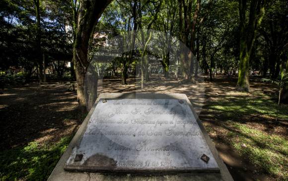 El parque Kennedy, en los bajos del metro, y la placa que reposa en medio de los árboles. FOTO JAIME PÉREZ El parque Kennedy, en los bajos del metro, y la placa que reposa en medio de los árboles. FOTO JAIME PÉREZ