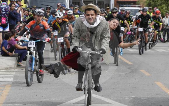 Pacho y Bárbara, personajes de El Retiro, ambientaron el Clásico.