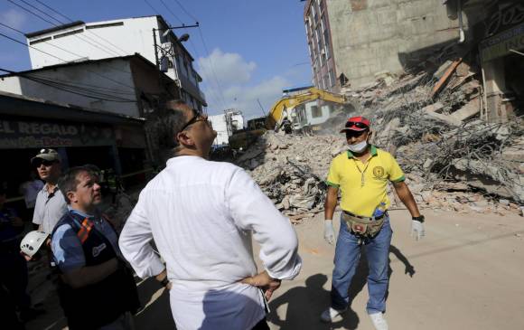 El presidente ecuatoriano escuchó atento a los rescatistas. FOTO Reuters