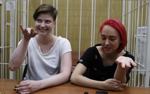 Dos de los cuatro intrusos afiliados a la banda de punk contra el Kremlin, <i>Olga Pakhtusova </i>y <i>Olga Kurachyova, </i>en una audiencia en Moscú. Foto: Reuters Dos de los cuatro intrusos afiliados a la banda de punk contra el Kremlin, <i>Olga Pakhtusova </i>y <i>Olga Kurachyova, </i>en una audiencia en Moscú. Foto: Reuters