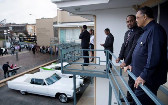 El reverendo Jesse Jackson, quien fue testigo directo del asesinato de su mentor King, es hoy uno de los líderes que han continuado su lucha. FOTO AFP El reverendo Jesse Jackson, quien fue testigo directo del asesinato de su mentor King, es hoy uno de los líderes que han continuado su lucha. FOTO AFP