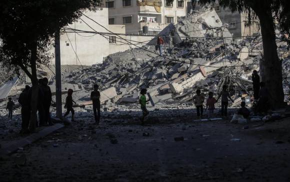 Palestinos revisan las consecuencias del ataque en la Franja de Gaza. FOTO: EFE Palestinos revisan las consecuencias del ataque en la Franja de Gaza. FOTO: EFE