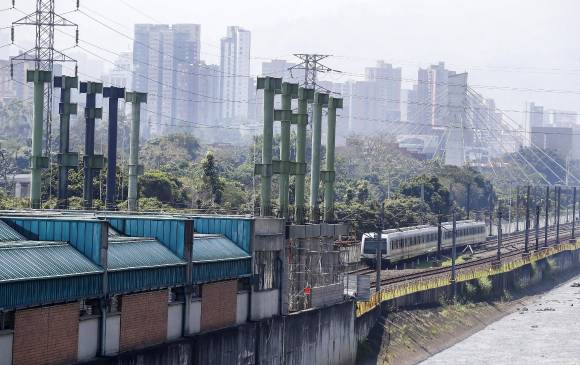 La ampliación de la estación Poblado toma forma con la instalación de los pilares que sostendrá la estructura de acceso en el costado sur de la plataforma existente.