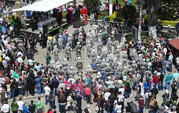 Los habitantes de La Unión llegaron al parque principal del municipio a rendir honores a las víctimas de la tragedia. FOTO MANUEL SALDARRIAGA Los habitantes de La Unión llegaron al parque principal del municipio a rendir honores a las víctimas de la tragedia. FOTO MANUEL SALDARRIAGA