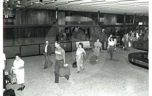 Dos de las grandes novedades de la terminal fueron los túneles tapizados para salir del avión y las bandas para recoger las maletas. FOTO ARCHIVO EL COLOMBIANO Dos de las grandes novedades de la terminal fueron los túneles tapizados para salir del avión y las bandas para recoger las maletas. FOTO ARCHIVO EL COLOMBIANO