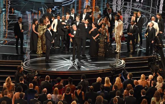 Este fue el momento en que Warren Beatty dio la explicación. A la derecha se ve a Ryan Gosling y Emma Stone sorprendidos sobre lo que acababa de suceder. FOTO AFP Este fue el momento en que Warren Beatty dio la explicación. A la derecha se ve a Ryan Gosling y Emma Stone sorprendidos sobre lo que acababa de suceder. FOTO AFP