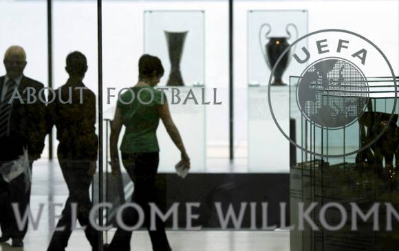 La policía federal de Suiza registró este miércoles los locales de la UEFA con una orden judicial para obtener los contratos entre la entidad que rige el fútbol europeo. FOTO REUTERS