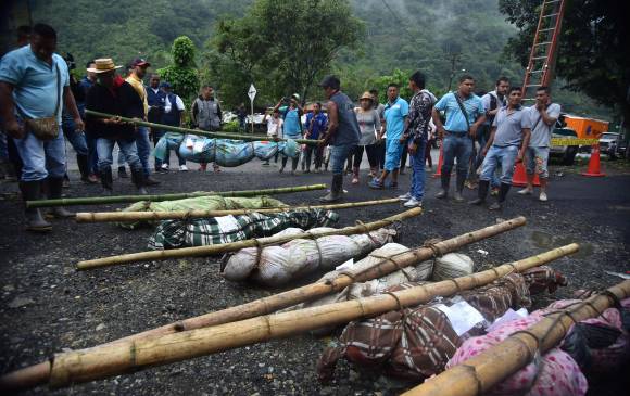 La comunidad indígena recogió los cuerpos de familiares y amigos del resguardo. FOTO EFE La comunidad indígena recogió los cuerpos de familiares y amigos del resguardo. FOTO EFE