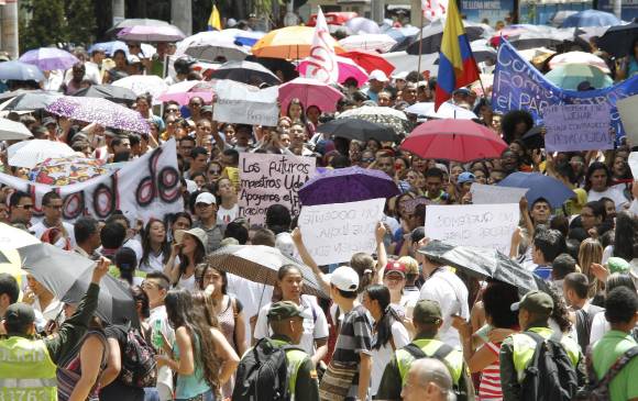 Miles de estudiantes acompañaron en Medellín a los maestros en su protesta. FOTO Róbinson sáenz