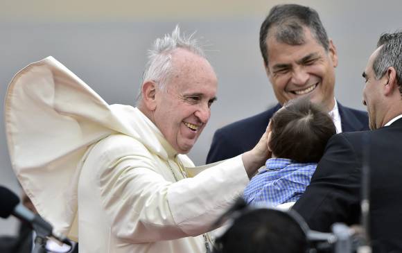 El presidente Rafael Correa recibió al Papa Francisco en el aeropuerto Mariscal Sucre a las 2:45 de la tarde. Hoy viajará a Guayaquil. FOTO AFp