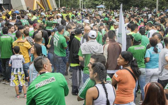 La hinchada acompañó el entrenamiento del verde pese al frío y a la lluvia. FOTO RÓBINSON SÁENZ La hinchada acompañó el entrenamiento del verde pese al frío y a la lluvia. FOTO RÓBINSON SÁENZ