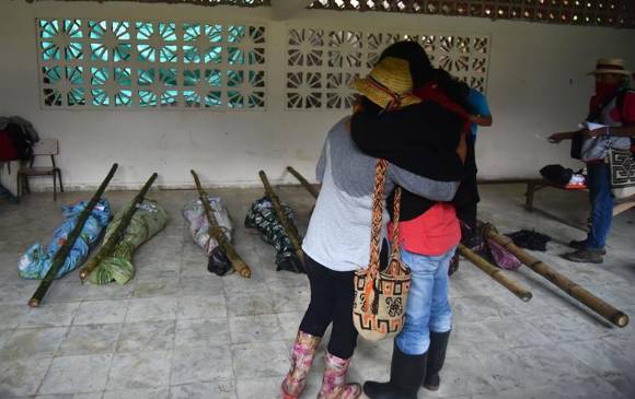 Indígenas se abrazan frente a los cadáveres en un salón del resguardo. FOTO EFE Indígenas se abrazan frente a los cadáveres en un salón del resguardo. FOTO EFE