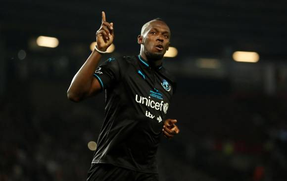 Bolt cumple su sueño de marcar gol en el Old Trafford