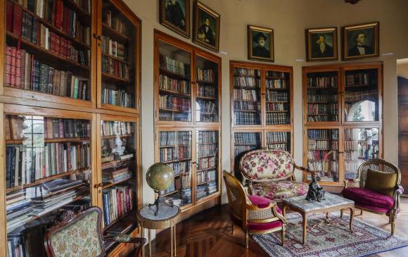 Biblioteca. Interior adentro del castillo.