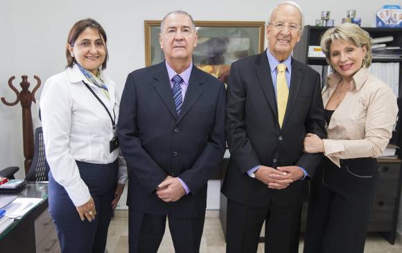 De izquierda a derecha: Liliana Cano, gerente financiera; capitán Gilberto Laspriella Naranjo, socio fundador; Luis Montoya, presidente de la Junta de Socios y Beatriz Peak. De izquierda a derecha: Liliana Cano, gerente financiera; capitán Gilberto Laspriella Naranjo, socio fundador; Luis Montoya, presidente de la Junta de Socios y Beatriz Peak.