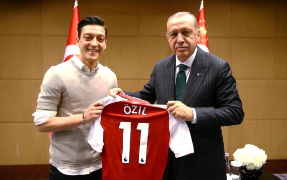 Esta es la foto en la que alemán Mesut Özil<b> </b>posa junto al presidente turco, Recep Tayyip Erdogan. FOTO REUTERS Esta es la foto en la que alemán Mesut Özil<b> </b>posa junto al presidente turco, Recep Tayyip Erdogan. FOTO REUTERS