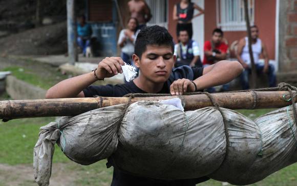 Un joven deja una nota para uno de los fallecidos. FOTO EFE Un joven deja una nota para uno de los fallecidos. FOTO EFE