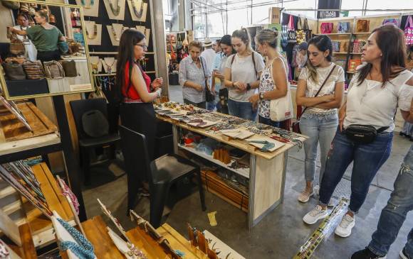 Apoyar al sector artesanalEste evento dinamiza la economía de una región, una comunidad o una familia (incluso de hasta tres generaciones).