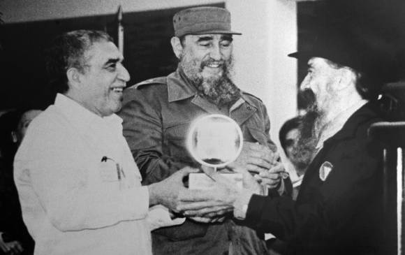 Fidel Castro Ruz junto a Gabriel García Márquez (I) y Fernando Birri (D) en la inauguración de la Escuela Internacional de Cine y Televisión San Antonio de los Baños, el 15 de diciembre de 1986. Foto: Adalberto Roque / AFP