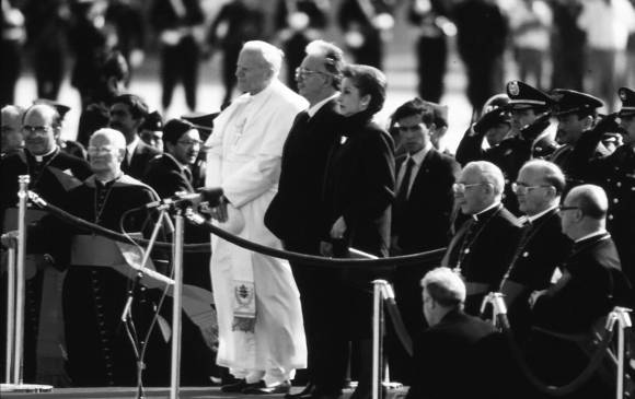 Belisario Betancur fue además el anfitrión de la venida del Papa Juan Pablo II a Colombia en 1986. Belisario Betancur fue además el anfitrión de la venida del Papa Juan Pablo II a Colombia en 1986.