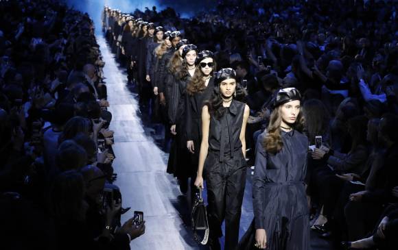 El tratamiento del denim en Dior fue muy versátil en su pasarela. FOTO El tratamiento del denim en Dior fue muy versátil en su pasarela. FOTO