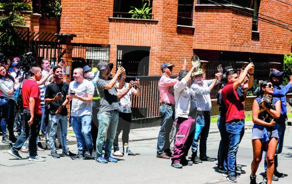 Vecinos, transeúntes y turistas extranjeros buscaban inmortalizar el momento con las cámaras de sus teléfonos celulares. FOTO<b><span style="text-transform:uppercase"> jaime pérez</span></b> Vecinos, transeúntes y turistas extranjeros buscaban inmortalizar el momento con las cámaras de sus teléfonos celulares. FOTO<b><span style="text-transform:uppercase"> jaime pérez</span></b>