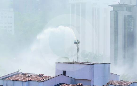 Con excepción de algunos vidrios de viviendas vecinas, las autoridades informaron que la detonación no causó mayores daños. <b><span style="text-transform:uppercase"> </span></b>FOTO<b><span style="text-transform:uppercase"> juan antonio sánchez</span></b> Con excepción de algunos vidrios de viviendas vecinas, las autoridades informaron que la detonación no causó mayores daños. <b><span style="text-transform:uppercase"> </span></b>FOTO<b><span style="text-transform:uppercase"> juan antonio sánchez</span></b>