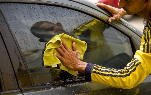 Este venezolano, dice que a pesar de su trabajo como lavador de carros gana con qué mandarle dinero a la familia. FOTO Jaime Pérez