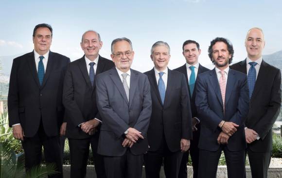 De izq. a der: Jorge Mario Velásquez (G. Argos), Carlos Ignacio Gallego (Nutresa), Luis Fernando Alarcón, Carlos Antonio Espinosa Soto, Alejandro Piedrahíta Borrero (G. Argos), Jaime Bermúdez y Sergio Michelsen (independientes). FOTO cortesía Grupo Sura De izq. a der: Jorge Mario Velásquez (G. Argos), Carlos Ignacio Gallego (Nutresa), Luis Fernando Alarcón, Carlos Antonio Espinosa Soto, Alejandro Piedrahíta Borrero (G. Argos), Jaime Bermúdez y Sergio Michelsen (independientes). FOTO cortesía Grupo Sura