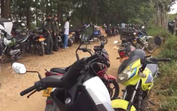 Decenas de motos recibieron a Mario Agudelo tras su llegada a su finca, en Remedios. Eran de los cientos de personas que invadieron su terreno buscando oro. Foto: Cortesía Decenas de motos recibieron a Mario Agudelo tras su llegada a su finca, en Remedios. Eran de los cientos de personas que invadieron su terreno buscando oro. Foto: Cortesía