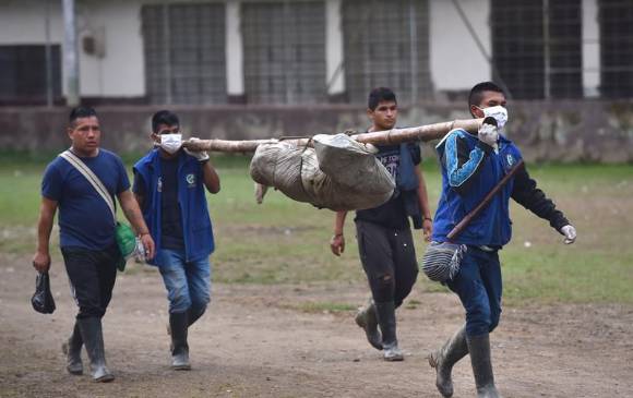 Indígenas transportan los cuerpos para llevarlos al Instituto Nacional de Medicina Legal y Ciencias Forenses en Cali. FOTO EFE Indígenas transportan los cuerpos para llevarlos al Instituto Nacional de Medicina Legal y Ciencias Forenses en Cali. FOTO EFE