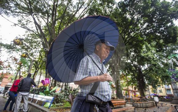 Belén Parque no ha sido ajeno a las transformaciones de Medellín. Sus sitos de diversión ya no existen, pero como si fuera un pueblo, aún es un lugar de encuentro de ciudad. FOTO Julio C. herrera