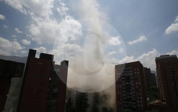 La imagen de polvo se dispersó por toda la avenida El Poblado. <b>FOTO: </b>Juan Antonio Sánchez. La imagen de polvo se dispersó por toda la avenida El Poblado. <b>FOTO: </b>Juan Antonio Sánchez.