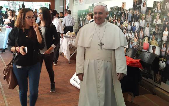 Artesanos Wayúu vestirán al papá en Bogotá