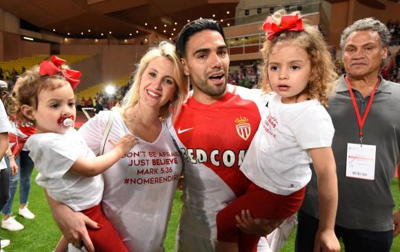 Falcao celebra con su familia un nuevo título en su carrera deportiva. FOTO REUTERS Falcao celebra con su familia un nuevo título en su carrera deportiva. FOTO REUTERS