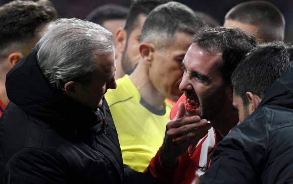 El defensor central uruguayo, Diego Godín, cuando abandona el campo, tras perder tres dientes en choque con el arquero del Valencia. FOTO AFP El defensor central uruguayo, Diego Godín, cuando abandona el campo, tras perder tres dientes en choque con el arquero del Valencia. FOTO AFP