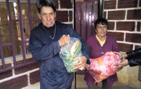Los mercados, que se compran en Medellín, son transportados en moto y los llevan directamente a la puerta de cada familia. Los jóvenes han identificado al menos 200 familias que requieren ayuda en medio de la cuarentena. FOTO CORTESÍA Los mercados, que se compran en Medellín, son transportados en moto y los llevan directamente a la puerta de cada familia. Los jóvenes han identificado al menos 200 familias que requieren ayuda en medio de la cuarentena. FOTO CORTESÍA