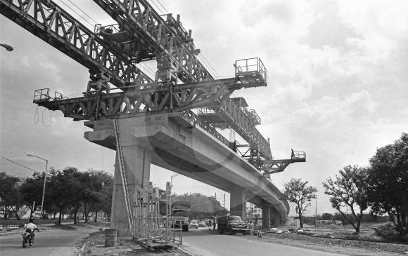 ConstrucciÃ³n del viaducto de la vÃ­a fÃ©rrea, entre la Alpujarra e Industriales. Foto de 1988.