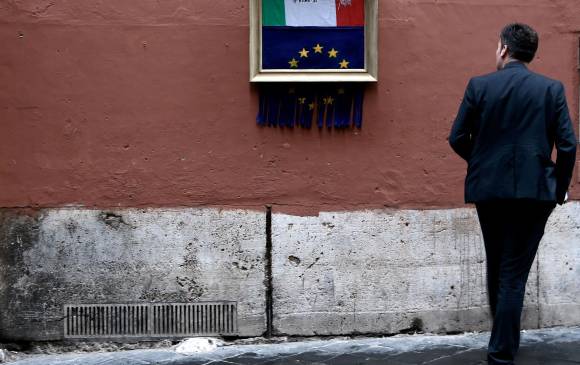 11 de octubre. Un hombre en el centro de roma mira una instalación inspirada en Banksy en la que se ve la bandera europea siendo triturada mientras descubre la del país mediterráneo. Arriba dice “Bank-si”. Foto: Afp 11 de octubre. Un hombre en el centro de roma mira una instalación inspirada en Banksy en la que se ve la bandera europea siendo triturada mientras descubre la del país mediterráneo. Arriba dice “Bank-si”. Foto: Afp