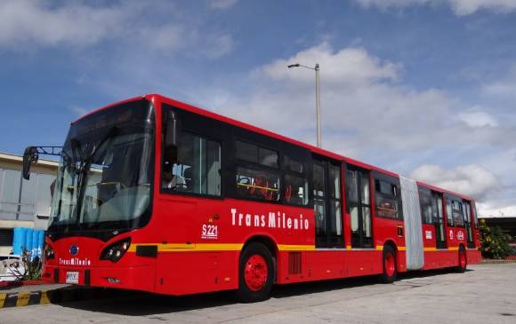Hinchas de Millonarios atacan buses de Transmilenio