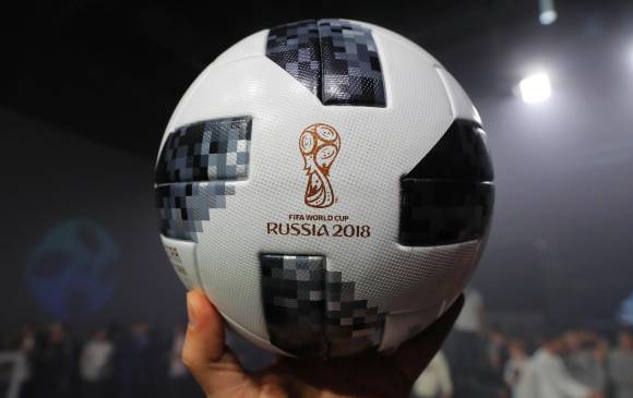 El Telstar lleva incrustado un chip de transmisión de datos que permite a los consumidores interactuar con el balón mediante un móvil inteligente. FOTO EFE El Telstar lleva incrustado un chip de transmisión de datos que permite a los consumidores interactuar con el balón mediante un móvil inteligente. FOTO EFE